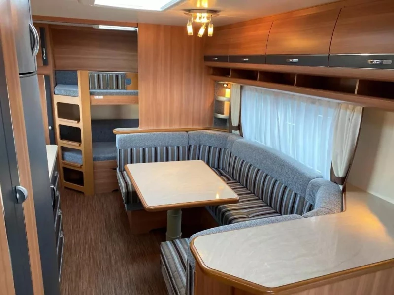 Hobby deLuxe 560KMFe Hochbett Wohnwagen - Emmen, Schweiz