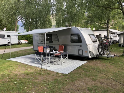 Utzinger`s uf und devo Südwind 550 Wohnwagen - Neerach, Schweiz