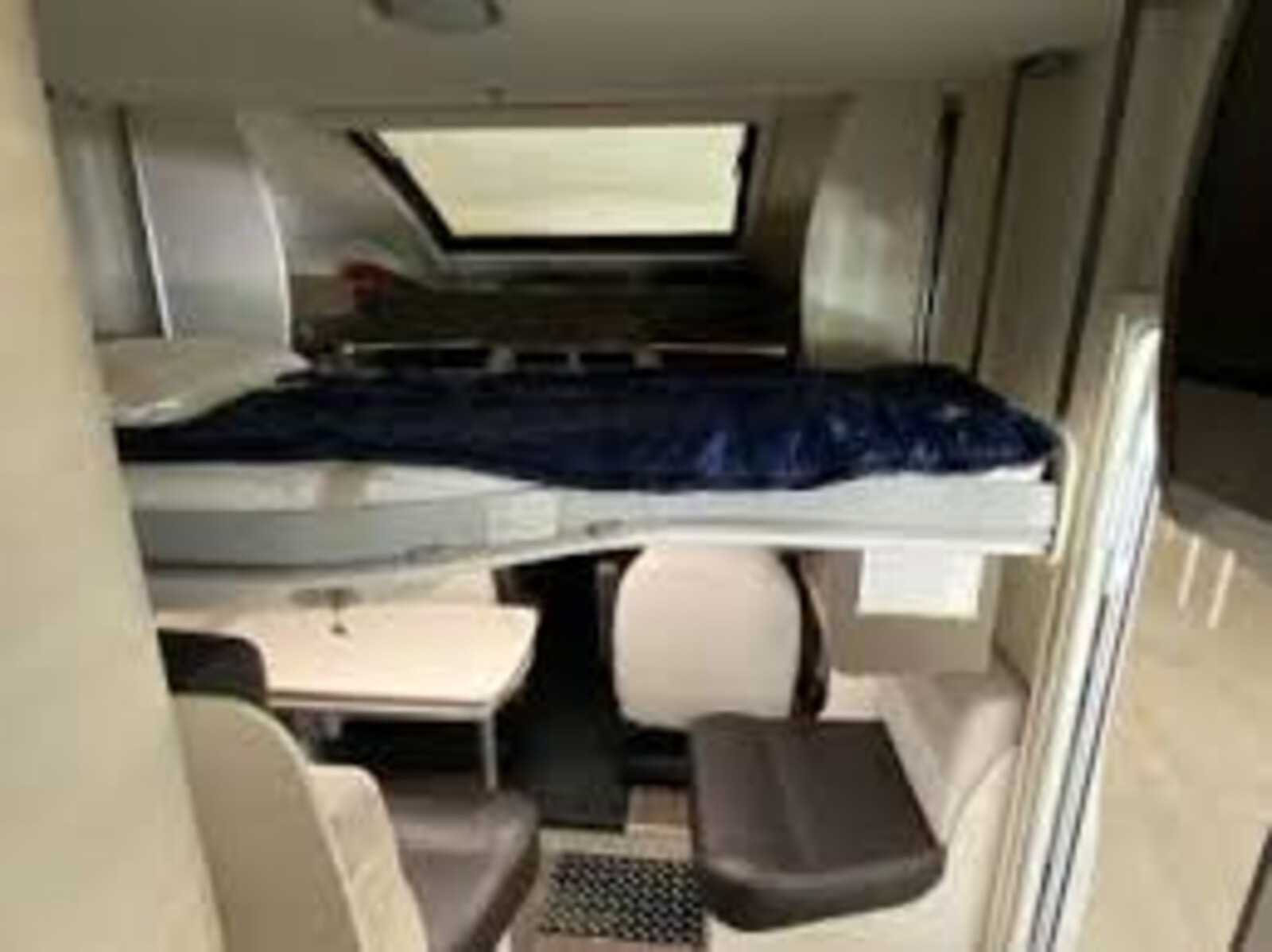 Rent motorhome in Grimisuat with 4 sleeping spots from 1.285 EUR / week