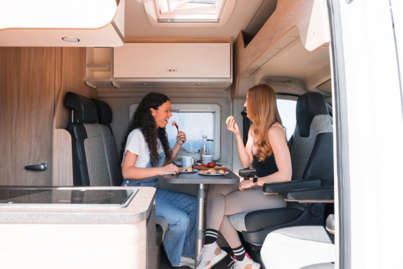 Active Bunk | Indie Campers R47 Matkailuauto - Tromsø, Norja