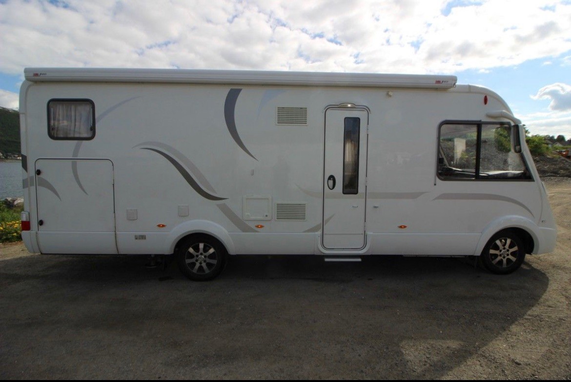 Rent motorhome in Skjervøy with 4 sleeping spots from 1 083 EUR / week