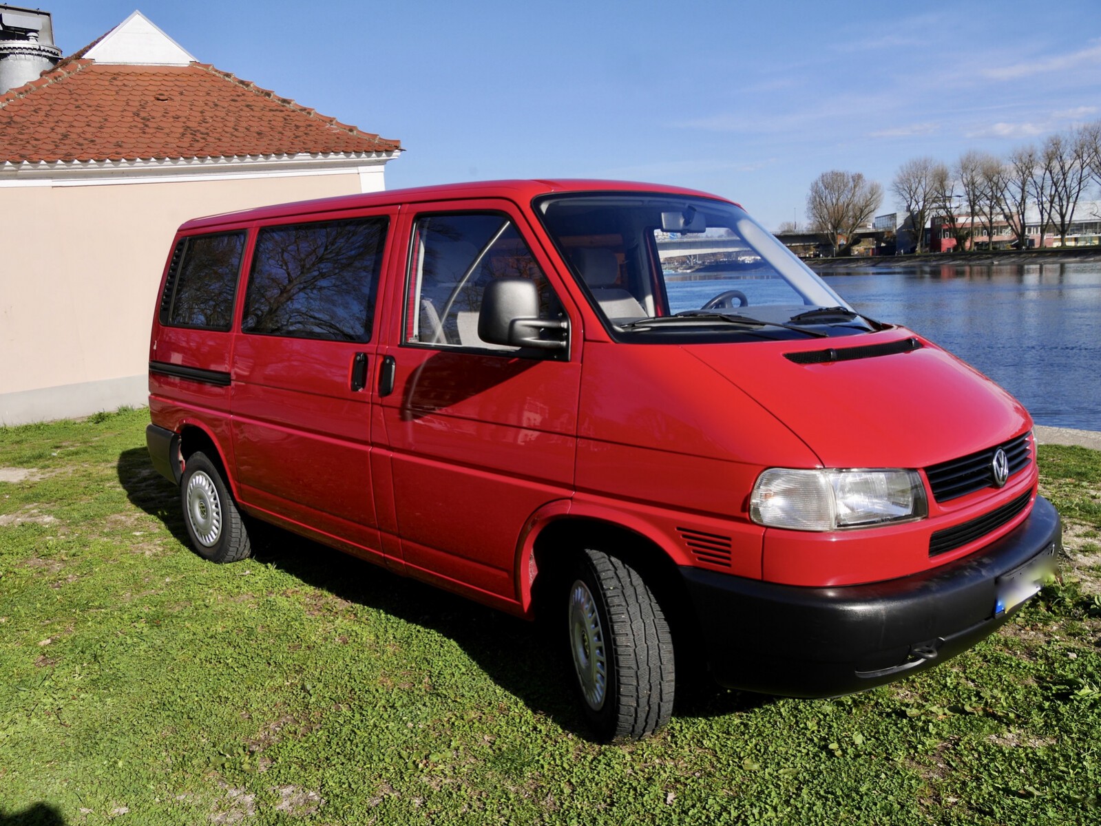 Rent campervan in Gottlieben with 6 sleeping spots from EUR 627 / week